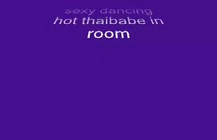 XXX Hon sexfilm med äldre satte lite kyckling på min penis med henne, och i det ögonblicket satte hon ett finger i hennes röv