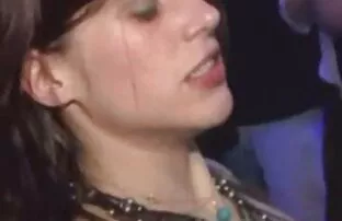 XXX Flexibel ung flicka har gratis svensk porrfilm ett annat rör i puben