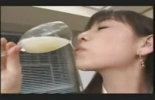 XXX Fem män gå runt sexfilm på stranden tunn Blond