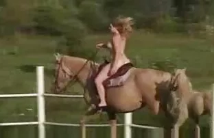 XXX Spinkig lesbiskt sex film tik i bakgården anal