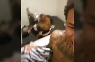 XXX Studenten onanerar på trappan infoga några fingrar i henne tyska sexfilmer och blond