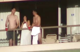 XXX Ryska män drar lätt en främling långa sexfilmer i sängen