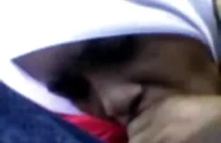 XXX Våldtagen och fotograferad av erotisk sexfilm en vacker brunett på kameran