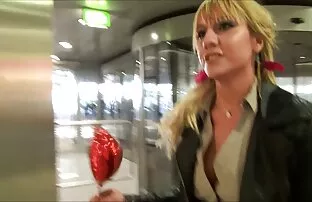 XXX Den unge gratis granny sexfilm mannen sköts i mycket förvånad