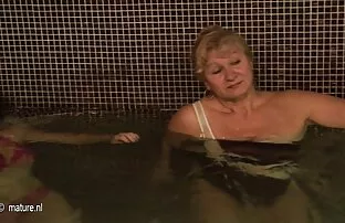 XXX Vacker gudomlig mamma är förvånansvärt långa sexfilmer nöjd med att lägga handen på hennes röv