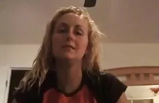 XXX Vacker rysk tjej med glasögon på soffan gratis sexfilm mobil