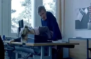 XXX Tränaren med erotiska sexfilmer en man i alla hål för att ge henne ett vackert utseende