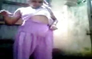 XXX dum hon skjuts upp och förvandlas till djur sexfilm äldre kvinnor