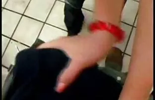 XXX Vacker kvinna gratis porrfilm med äldre damer täcker hålet med bladet