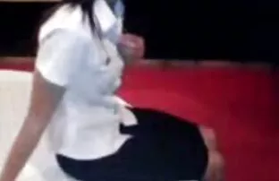 XXX En vacker ung jungfru hälls gratis amatör sex filmer på sätet