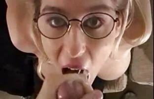 XXX Röd har en lesbisk sexfilm stor mun