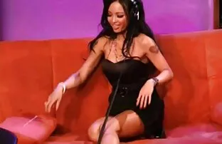 XXX Kycklingen erotisk sexfilm klockor som hennes pojkvän är på flykt