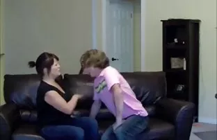 XXX Flickvän på möhippa dra amatör sexfilmer hennes klibbiga klänning