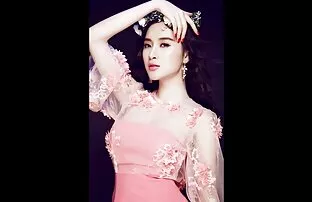 XXX Hon knullar helt i lesbisk sexfilm fitta